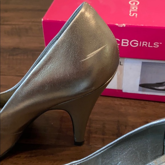BCBG pewter metallic heels 7 - Picture 5 of 10